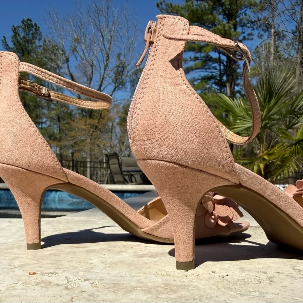 Elegant Floral Women's Sandals in Pink - Picture 5 of 16